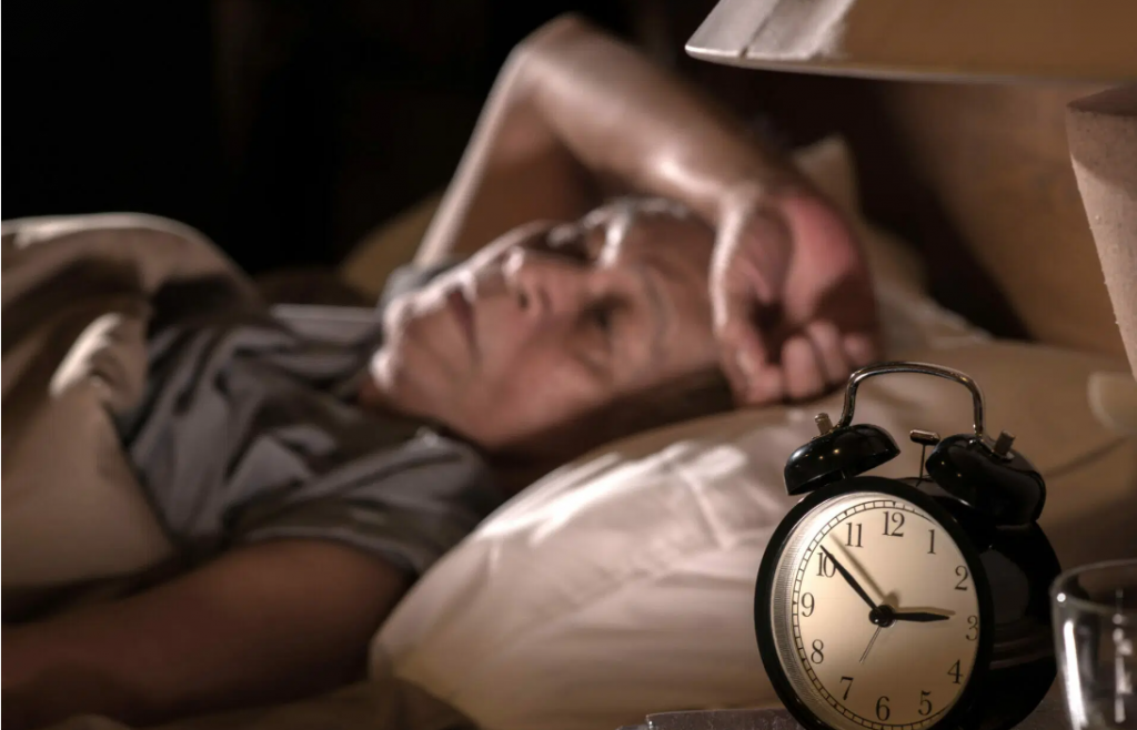 Những người lớn tuổi thường gặp phải tình trạng mất ngủ, khó ngủ